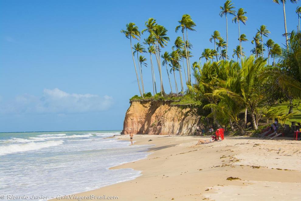 Imagem de turistas aproveitando a linda Praia Barra do Cahy.